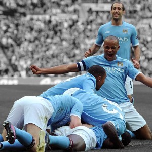 开云电竞在线-艾伦·汉森在利物浦英超夺冠庆典中担任颁奖嘉宾，艾伦vs埃森