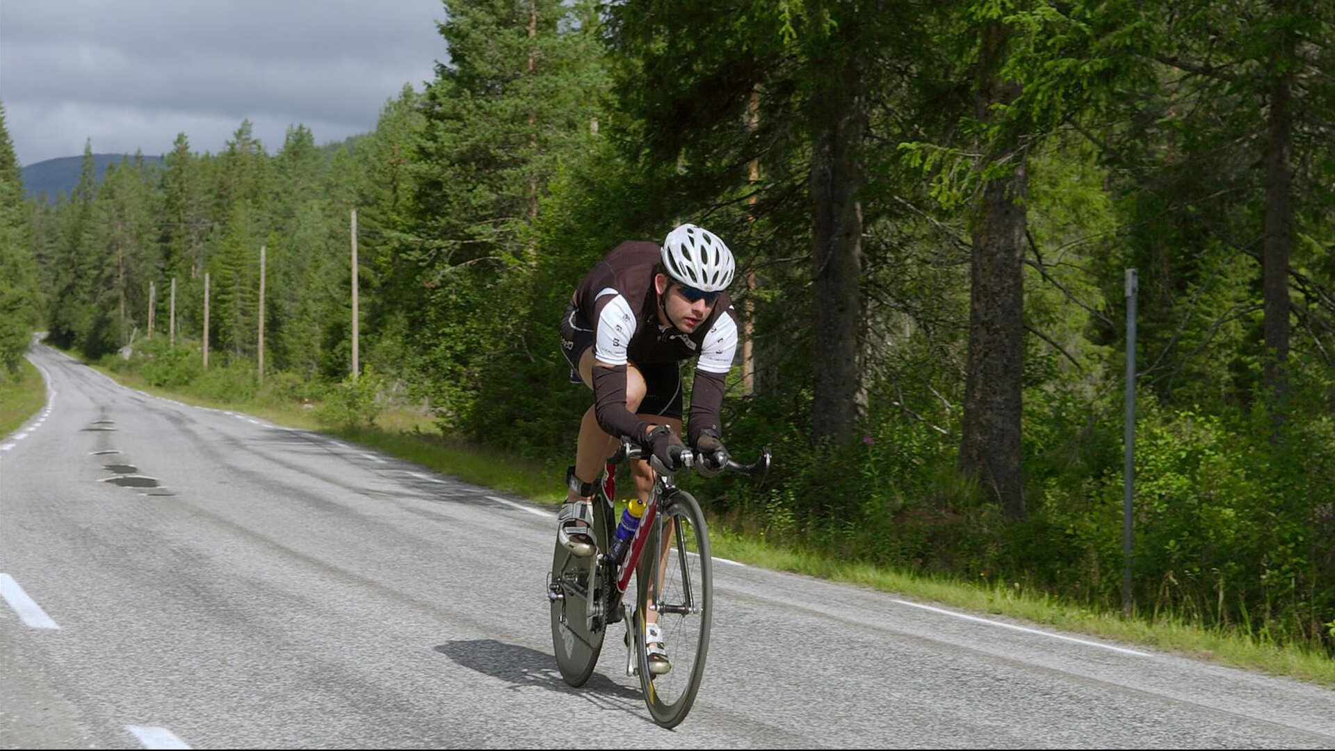 “弯道飞转：漂移艺术的极限展现”，弯道漂移表情包