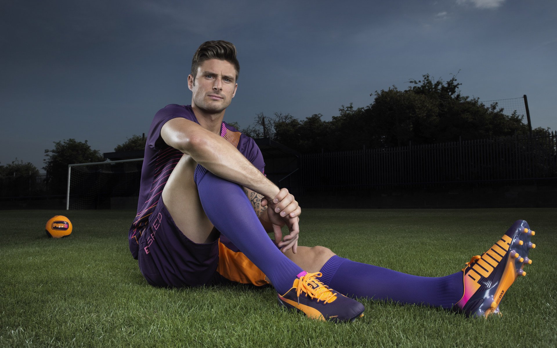 艾伦·汉森在利物浦英超夺冠庆典中担任颁奖嘉宾，艾伦vs埃森